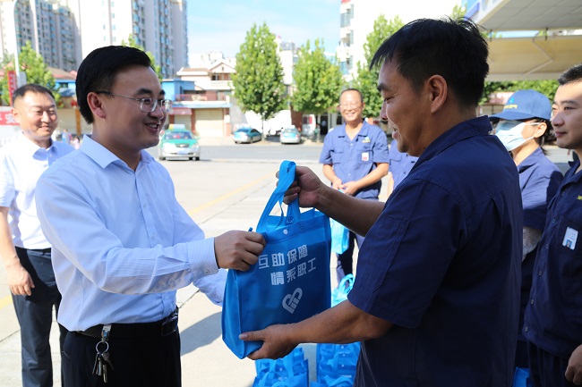 安全為本  情系職工——高溫季，安慶港華為職工撐起“遮陽傘”